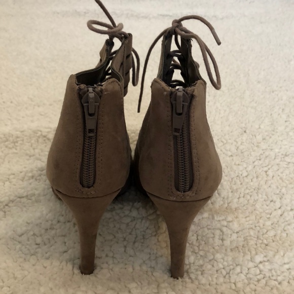 🎉HP🎉{Fergalicious} Light brown heels - Picture 3 of 4